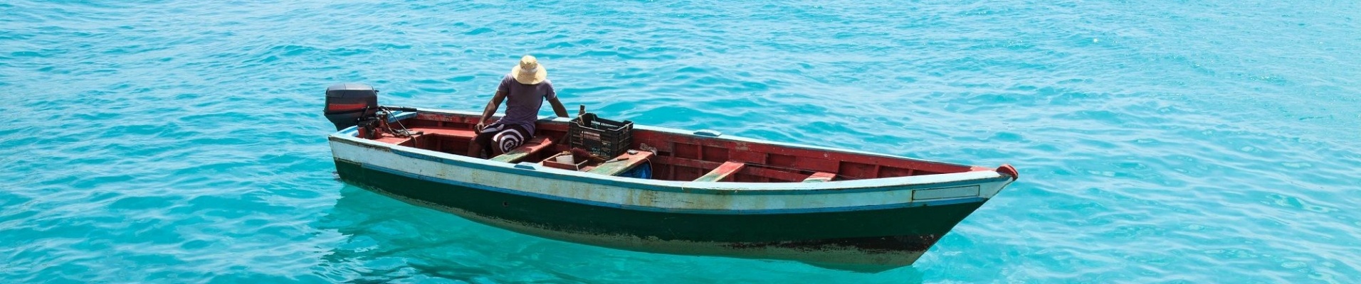 Pêcheur sur une barque traditionnelle, Santa Maria, Sal, Cap-Vert
