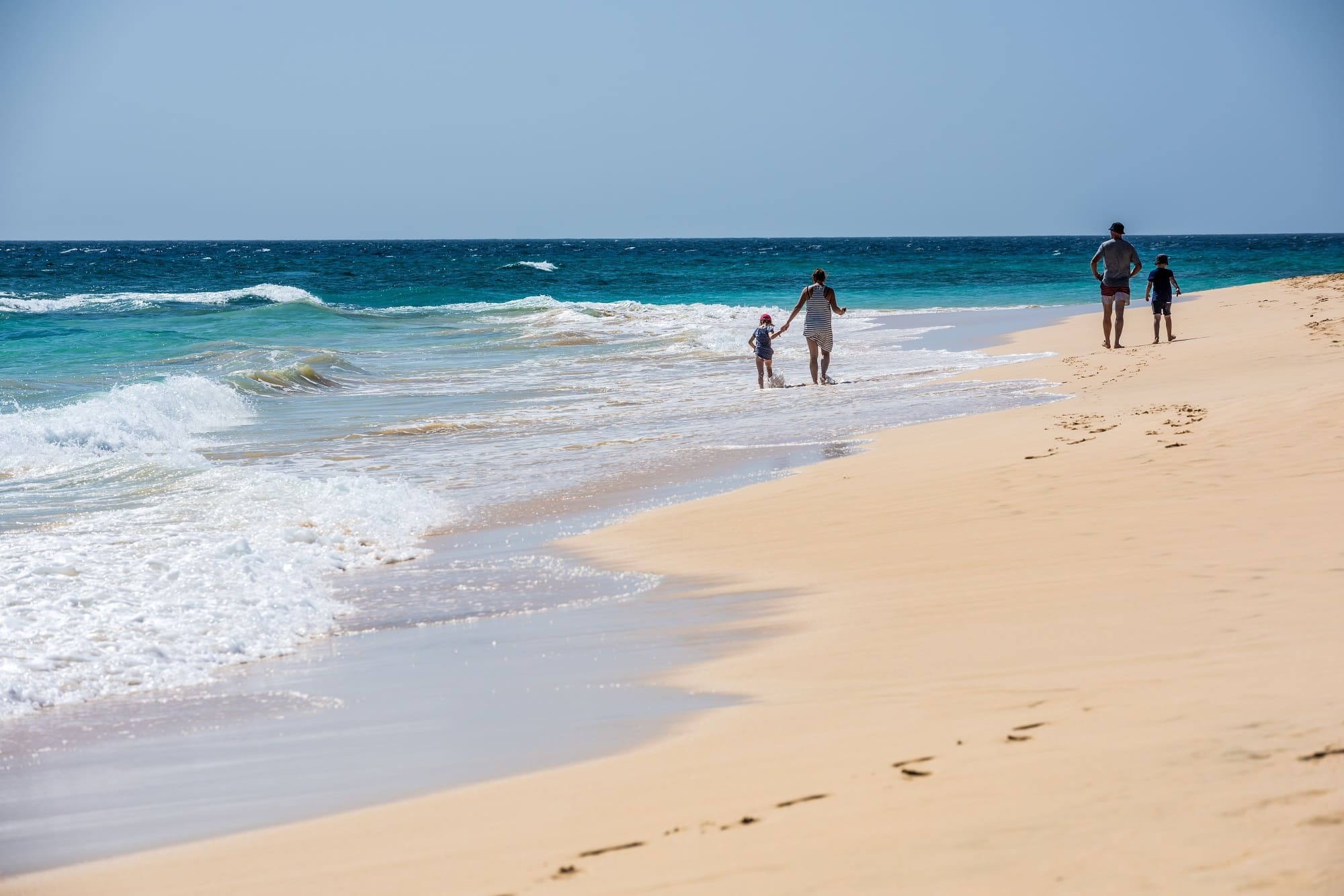 Vacances en famille au Cap Vert : île de Sal, plage de sable blanc